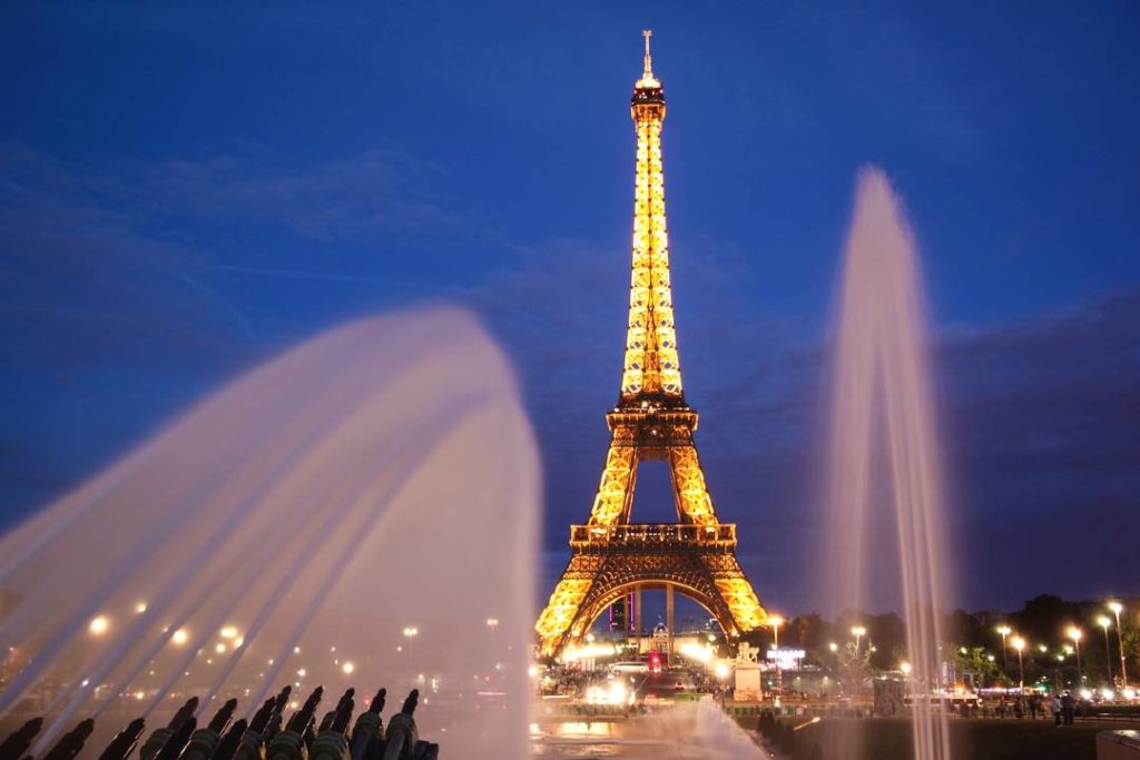 Watching the twinkling lights of the Eiffel Tower is one of the romantic things to do in Paris