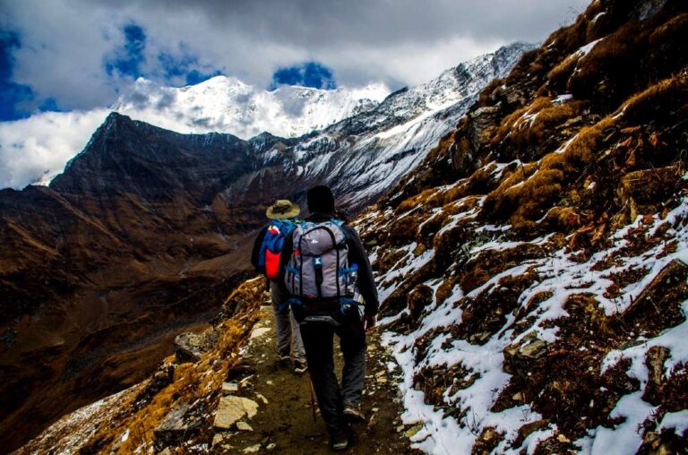 Packing list for a day hike: 15+ day hiking essentials you should never leave behind
